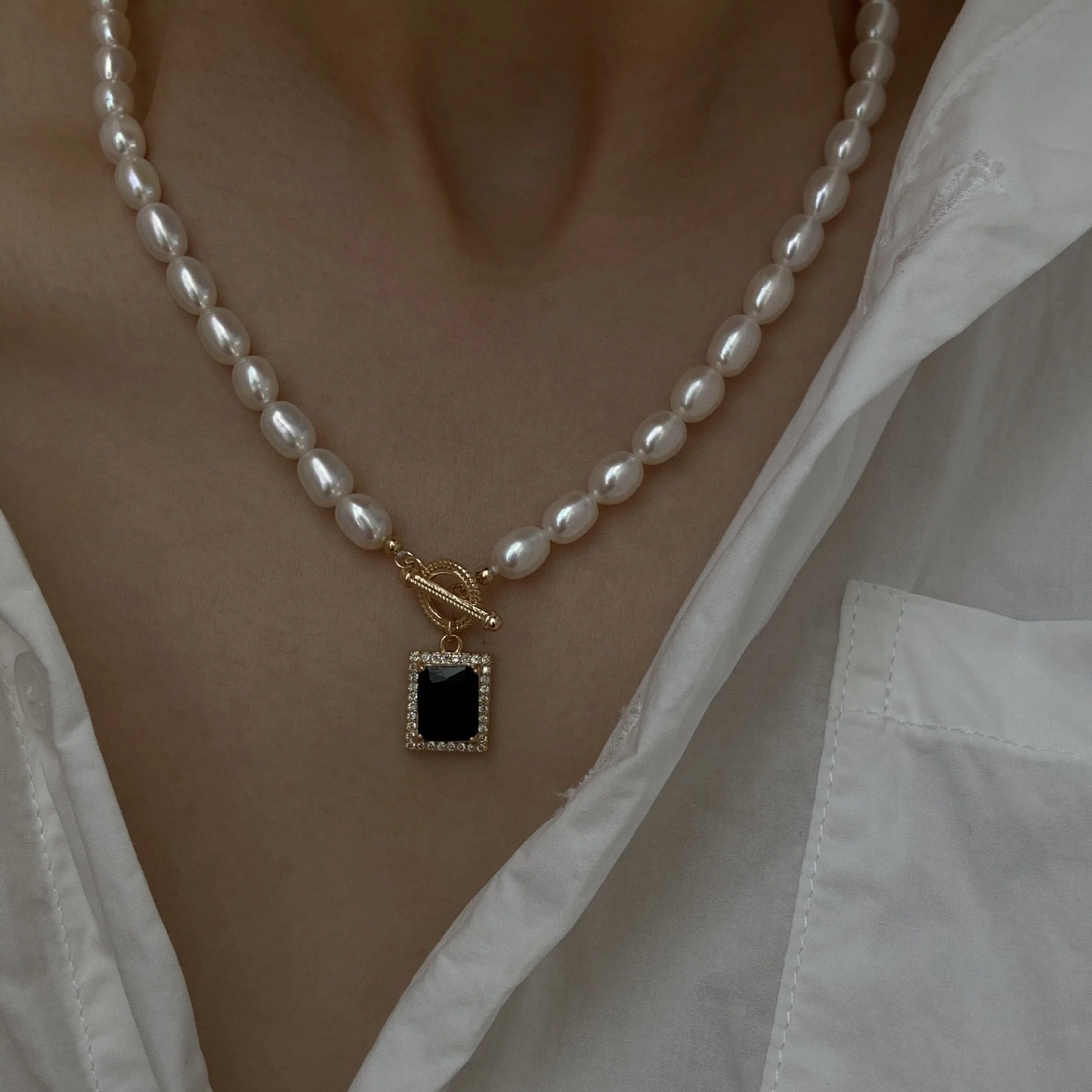 Elegant Pearl And Resin Gem Necklace
