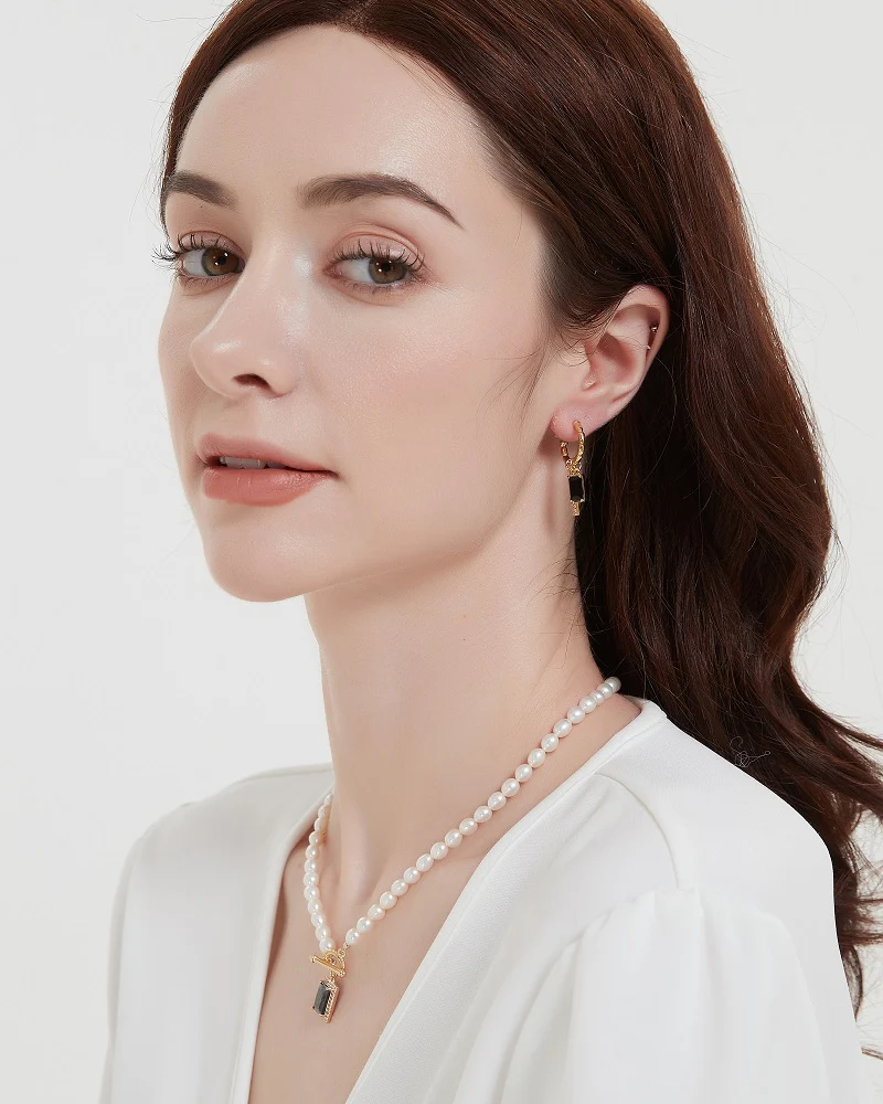 Elegant Pearl And Resin Gem Necklace