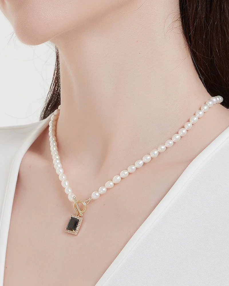 Elegant Pearl And Resin Gem Necklace