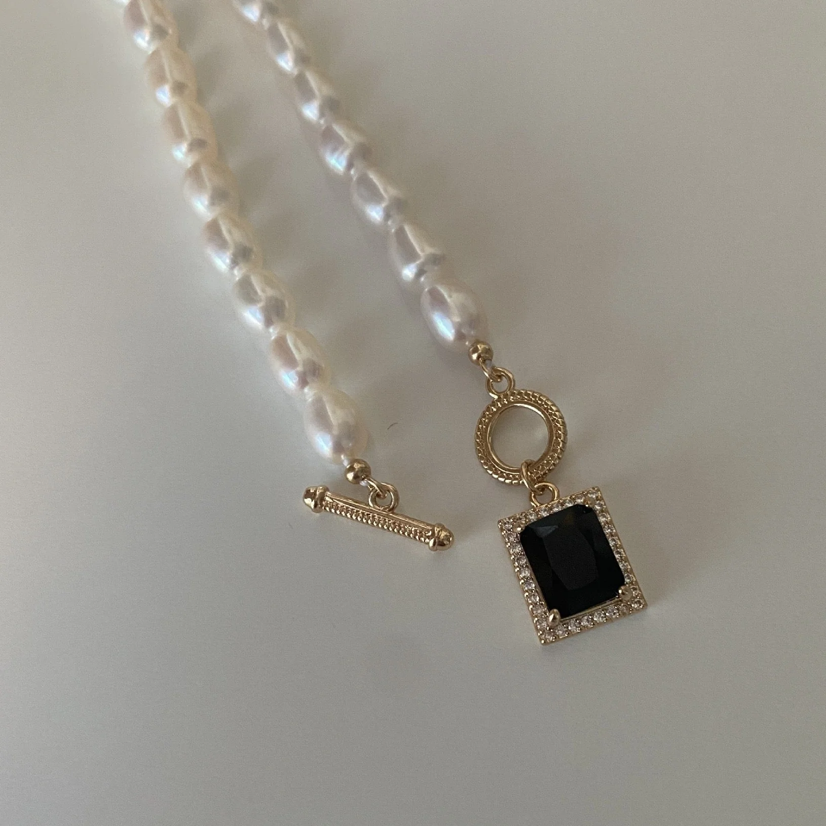 Elegant Pearl And Resin Gem Necklace
