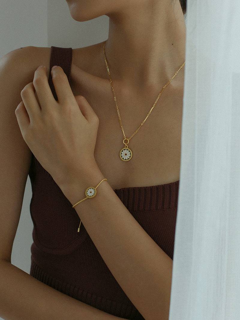 Daisy Delight Pendant Necklace